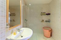 Koupelna v ubytování BEAUTIFUL APARTMENT WITH POOL TOSSa 2