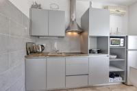 Kuchyňa alebo kuchynka v ubytovaní Pool And Garden Apartment Happy Sound - Happy Rentals