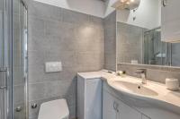 Kúpeľňa v ubytovaní Pool And Garden Apartment Happy Sound - Happy Rentals