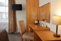 Příslušenství pro přípravu čaje a kávy v ubytování Lamb Hotel by Greene King Inns