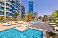 Bazén v ubytování Downtown Ultra Luxury - Studio Suite - 5 star Hotel Facilities- 15 min walk to Dubai Fountain nebo v jeho okolí