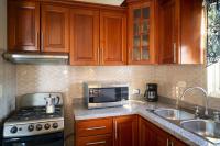 Kuchyň nebo kuchyňský kout v ubytování Villa Gumio 2BR Apt -7min walk Boca Chica Beach apts