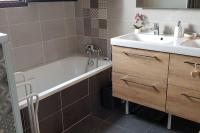 a bathroom with a bath tub and a sink at Villa contemporaine à 10mn des plages in Lattes