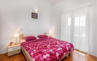 Łóżko lub łóżka w pokoju w obiekcie 4 Bedroom Gorgeous Home In Dobrinj
