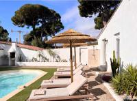 Bazén v ubytovaní La Villa les lauriers, 150 m de la mer, Grimaud, golfe de St Tropez alebo v jeho blízkosti