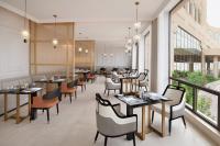 アル・アフサにあるAl Ahsa InterContinental by IHGのテーブルと椅子と窓のあるダイニングルーム