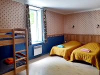 a bedroom with two bunk beds and a window at Magnifiques maisons de campagne au sein d&#39;un vignoble in Cazouls-lès-Béziers