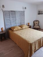 a bedroom with a large bed and two chairs at Magnifiques maisons de campagne au sein d&#39;un vignoble in Cazouls-lès-Béziers