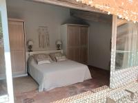 a bedroom with a bed in a room at Magnifiques maisons de campagne au sein d&#39;un vignoble in Cazouls-lès-Béziers