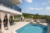 Bazén v ubytovaní Luxury apartment Marco Polo with a private swimming pool with salt sea water alebo v jeho blízkosti