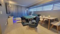Waikiki Condo 2 Bedrooms 2 Bathrooms with 1 free parking spaceの見取り図または間取り図