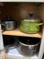 Waikiki Condo 2 Bedrooms 2 Bathrooms with 1 free parking spaceにあるキッチンまたは簡易キッチン