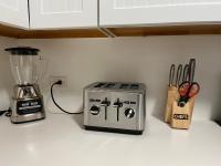 Waikiki Condo 2 Bedrooms 2 Bathrooms with 1 free parking spaceにあるキッチンまたは簡易キッチン