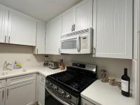Waikiki Condo 2 Bedrooms 2 Bathrooms with 1 free parking spaceにあるキッチンまたは簡易キッチン