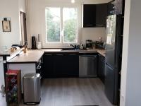 eine Küche mit einem schwarzen Kühlschrank und einem Fenster in der Unterkunft Chambre individuelle Jules in Agen