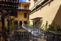 un patio con tavoli e sedie in un cortile di Hotel Puri Melaka a Malacca