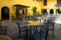 un patio vuoto con tavoli e sedie in un ristorante di Hotel Puri Melaka a Malacca