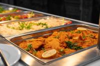 un buffet con varias bandejas de comida en una mesa en Puchner Kastélyszálló Prémium, en Bikal