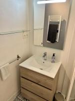 Vonios kambarys apgyvendinimo &#x12F;staigoje Appartement meubl&eacute; et r&eacute;nov&eacute; centre-ville Saint-Nazaire