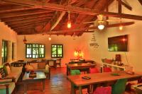 オリンポスにあるEski Yeni Tatil Evi Olymposのリビングルーム(テーブル、椅子付)