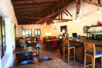 オリンポスにあるEski Yeni Tatil Evi Olymposのテーブルと椅子とバーのあるレストラン