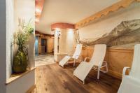 A seating area at Hotel Chalet Sas Morin
