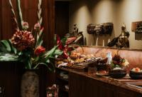 Un buffet de comida en un mostrador junto a un fregadero. en Vabali Spa Hamburg Hotel, en Glinde