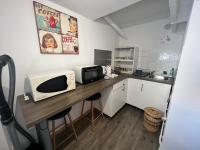 Kuchyňa alebo kuchynka v ubytovaní SERENITE - Appartement climatisé au calme - WIFI