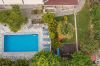 Bazén v ubytovaní Breeze apartment alebo v jeho blízkosti