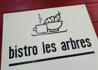 un panneau mural indiquant « moins de chaises » dans l'établissement Glamping Les Arbres, Luxe Safaritent met zwembad, à Cronat