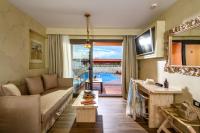 Telewizja i/lub zestaw kina domowego w obiekcie Esperides Resort Crete, The Authentic Experience
