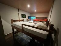 Captain Morgan Hostel Lake Coatepequeにあるベッド