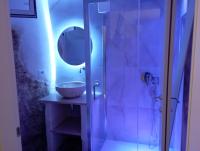 A bathroom at B&B Lo Scrigno del Salento