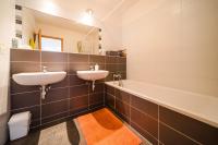 A bathroom at Comfy condo on the 20th floor & FREE parking