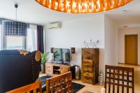 A television and/or entertainment centre at Comfy condo on the 20th floor & FREE parking