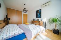 A bed or beds in a room at Comfy condo on the 20th floor & FREE parking