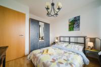 A bed or beds in a room at Comfy condo on the 20th floor & FREE parking