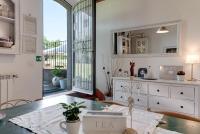 uma sala de jantar com uma mesa e um espelho em B&B Le Torri Di Firenze em Fiesole