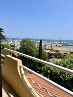 a skateboard ramp on a railing next to a beach at Hotel La Calanque in Mandelieu-La Napoule