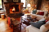 a living room with a couch and a fireplace at Lares De Chacras in Chacras de Coria
