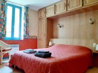 a bedroom with a red bed with two towels on it at Magnifique maison de campagne au cœur d&#39;un domaine viticole in Cazouls-lès-Béziers