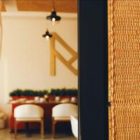 Saint George Hotel - Spa & Temazcal في تيكيسكيابان: غرفة طعام مع طاولة مع كراسي وغرفة طعام