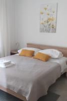 Postel nebo postele na pokoji v ubytování Apartments by the sea Medveja, Opatija - 7722