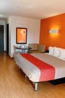 Una habitación de hotel con una cama grande y una mesa. en Motel 6-Regina, SK, en Regina