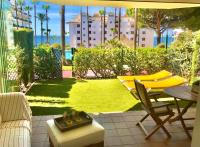 Vonkajšia záhrada v ubytovaní MI CAPRICHO, Beachfront, Grownfloor, Private Garden & Terrace