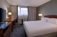 Delta Hotels by Marriott Liverpool City Centreにあるベッド