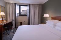 Delta Hotels by Marriott Liverpool City Centreにあるベッド