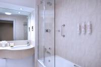 Delta Hotels by Marriott Liverpool City Centreにあるバスルーム