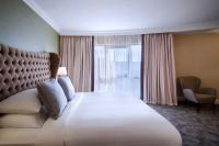 Delta Hotels by Marriott Liverpool City Centreにあるベッド