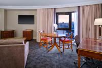 Delta Hotels by Marriott Liverpool City Centreにあるテレビまたはエンターテインメントセンター